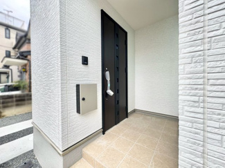 【玄関】 | 宇治市大久保町旦椋　新築戸建 | 〈こちらの物件〉に興味がある方はお気軽にお問い合わせ下さい！月々のお支払い希望額からお客様が購入可能な物件の価格をシミュレーション致します(*´▽｀*)