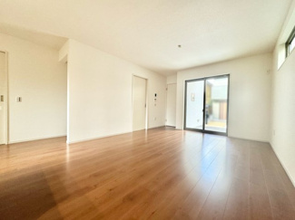 【居間・リビング】 | 宇治市大久保町旦椋　新築戸建 | リビングは約18.7帖のゆったりとした広さです。