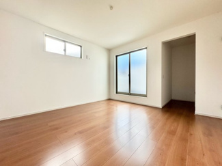 【洋室】 | 宇治市大久保町旦椋　新築戸建 | こちらは8帖の洋室です。ウォークインクローゼットが備付けられており、収納力のあるお部屋です。