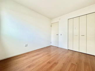 【洋室】 | 宇治市大久保町旦椋　新築戸建 | こちらは5.25帖の洋室です。クローゼット完備で整理がラクラク、お部屋を広く使用できます。