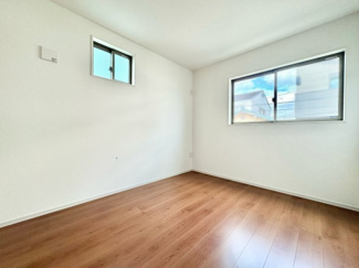 【洋室】 | 宇治市大久保町旦椋　新築戸建 | 【洋室5.25帖】
各階にトイレが完備されているので、朝の忙しい時間も安心です。