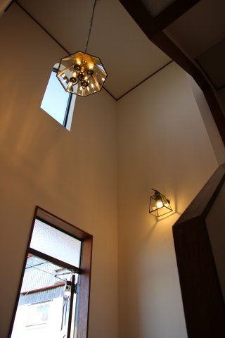 片瀬山1丁目戸建の玄関|階段吹き抜け