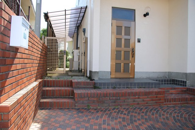 片瀬山1丁目戸建のエントランス