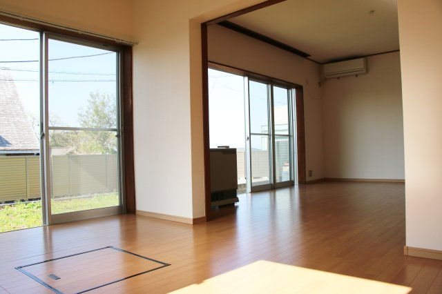 片瀬山1丁目戸建の居間・リビング