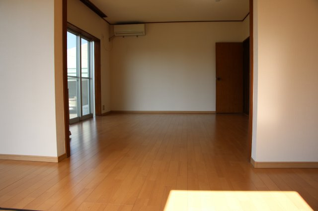 片瀬山1丁目戸建の居間・リビング