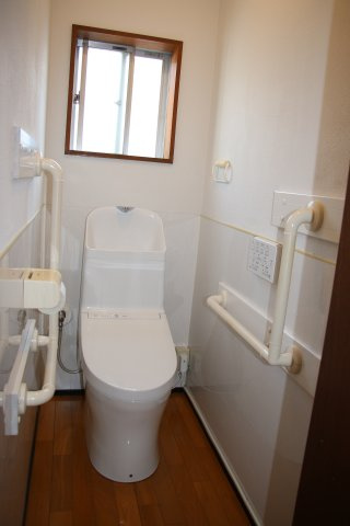 片瀬山1丁目戸建のトイレ