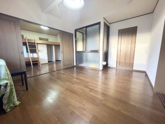 ６SLDKの圧倒的広さ♪エコキュート搭載のゆとり住まい　比企郡吉見町の洋室|落ち着いた色調の洋室です