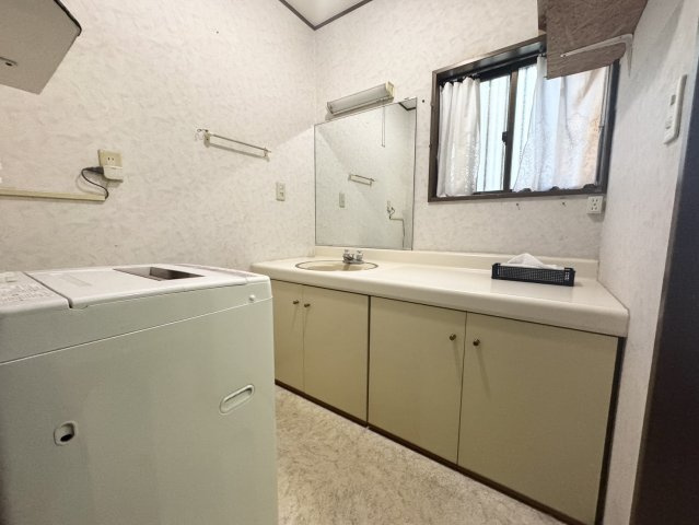 ６SLDKの圧倒的広さ♪エコキュート搭載のゆとり住まい　比企郡吉見町の独立洗面台|独立洗面台で身支度をすべて済ませてしまいましょう