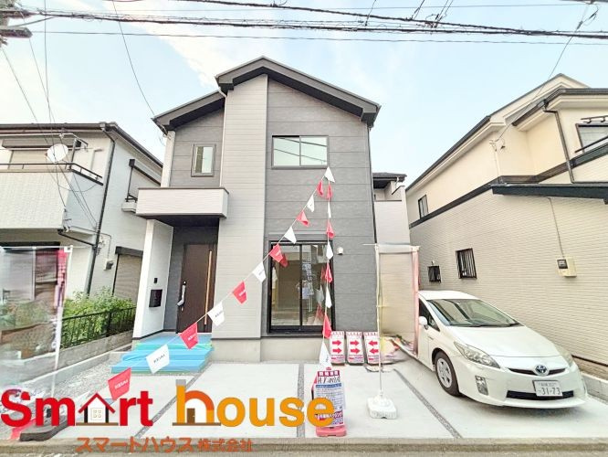 相模原市南区大野台　新築一棟の外観|外壁が周囲の街並みと青空に生えるお洒落な仕上がり！周囲には高い建物のないエリア。青い空が大きく感じますね。