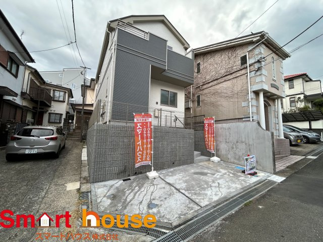 座間市立野台新築1棟の前面道路含む現地写真|外壁が周囲の街並みと青空に生えるお洒落な仕上がり！周囲には高い建物のないエリア。青い空が大きく感じますね。
