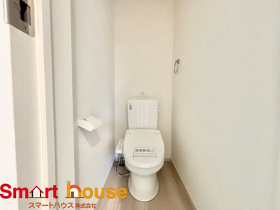 【トイレ】 | 相模原市南区相南　新築１棟 | 節水型でエコなトイレには、今では当たり前のウォシュレット付き。便座を温める機能もついていて、居心地良くてトイレから出られなくなるかも！換気用に換気扇はもちろん、窓も着いているので常に快適ですね♪