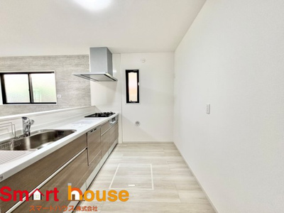 【その他】 | 相模原市南区相南　新築１棟 | 幅広いキッチンに冷蔵庫、カップボードなどを設置しても楽々と料理できます！
スペースにゆとりがあると気持ちもいいですね♪