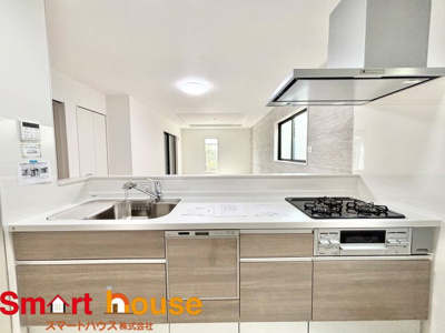 【キッチン】 | 相模原市南区相南　新築１棟 | ダイニングからワークスペースを見渡せる、見せるキッチン。ダイニングとの空間のつながりが、スペースのゆとりを生み出します♪