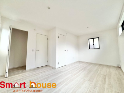 【洋室】 | 相模原市南区相南　新築１棟 | 木目のフローリングが暖かみのある室内に。明るい寝室で心地のいい朝を迎えられそう。