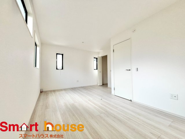 【洋室】 | 相模原市南区相南　新築１棟 | 広々とした居住空間は日々の暮らしを彩り、心のやすらぎと満足感を与えてくれます。通風と採光を考慮した設計は子供たちはのびのび育ち、家族でくつろぎと団らんを生み出します。