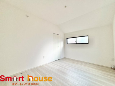 【洋室】 | 相模原市南区相南　新築１棟 | 充分な広さと収納機能を備えた部屋はお子様の自発性と成長を促します。お子様の成長を支える、勉強や好きなことに没頭する学びの空間にいかがですか？