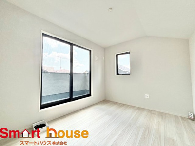 【洋室】 | 相模原市南区相南　新築１棟 | 大きな窓からたっぷりの日差しが降り注ぐ明るい室内です。気持ちの良い朝日を受けて、目覚めの良い健康的な朝を迎えられそうです。 