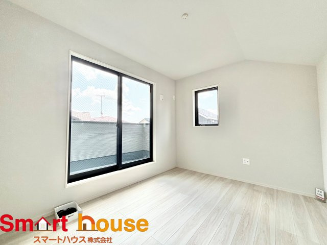 【洋室】 | 相模原市南区相南　新築１棟 | 大きな窓からたっぷりの日差しが降り注ぐ明るい室内です。気持ちの良い朝日を受けて、目覚めの良い健康的な朝を迎えられそうです。 