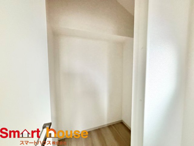 【収納】 | 相模原市南区相南　新築１棟 | 階段の下すらも収納にしてしまうハイセンス！
デッドスペースを一切作らず、有効活用する貴重な収納！
収納ボックスなどを配置して使えば、多様な使い方が出来、収納の幅が広がります！