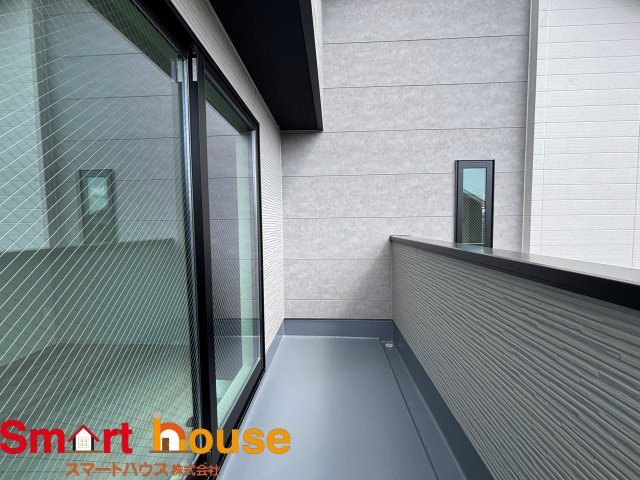 【バルコニー】 | 相模原市南区相南　新築１棟 | 開放的なバルコニーは見晴らしもよく、太陽の温かな温もりをめいっぱい受け止めてくれます。太陽の光と爽やかな風を受けたお洗濯物はあっという間に乾き、取りこむ時には太陽の匂いを感じられそうですね。