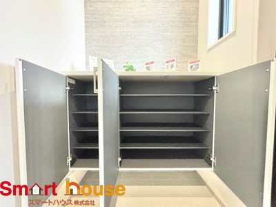 【収納】 | 相模原市南区相南　新築１棟 | 大型のシューズボックスがあるだけで靴を収集している方も大家族でも安心！
置きっぱなしの靴を収納できるので玄関がスッキリ！