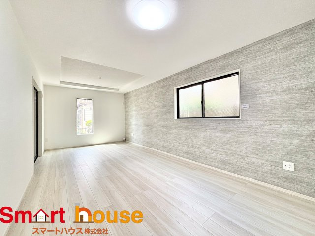 【居間・リビング】 | 相模原市南区相南　新築１棟 | 大切なご家族が集まるからこそＬＤＫはこだわりたい！休日はおひさまの光をたっぷりと取りこめるリビングでゆったりと過ごしませんか？子供たちが元気に笑いながら走り回っても十分な広さの空間です。