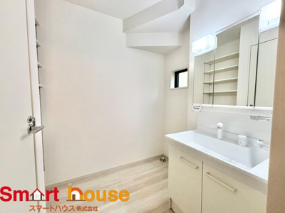 【独立洗面台】 | 相模原市南区相南　新築１棟 | ゆとりの洗面スペースで朝の身支度も快適スムーズに。３面鏡で髪のセットやお化粧もストレスなくこなせ、朝から気分良く通勤通学に向かえそうですね！鏡の裏にはたっぷりと収納スペースを標準装備！