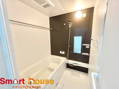 【浴室】 | 相模原市南区相南　新築１棟 | 一日の疲れを癒してくれる場所なので、快適に過ごして頂く為にゆったりサイズのバスタブを用意しました。是非半身浴をお楽しみ下さい。空気が籠らない様に小窓も設置しております。