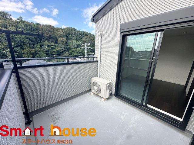 【バルコニー】 | 座間市入谷東　築浅1棟 | 陽当りの良いバルコニーは、物干しセットを追加すれば、一度にたくさんのお洗濯物が干せるのが魅力！バルコニーは洗濯物を干すだけの場所じゃなく、家族のゆとりのある時間を演出するプライベート空間。