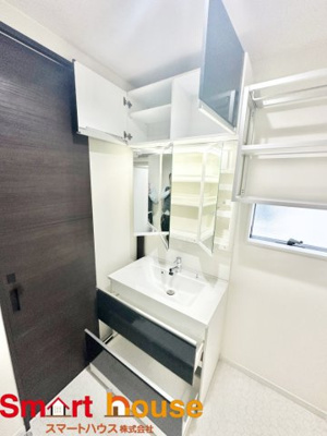 【独立洗面台】 | 座間市入谷東　築浅1棟 | 一日の始まりの朝、歯磨きをしたりメイクや髪をセットしたり・・・使いやすさが考えられた3面鏡です♪シャワー付水栓で洗面台でのシャンプーや毎日の掃除に大変便利ですね♪