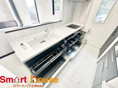 【キッチン】 | 座間市入谷東　築浅1棟 | 大容量収納付きキッチンは、調味料などをスッキリさせ綺麗な空間で気持のいい料理を手助けします！