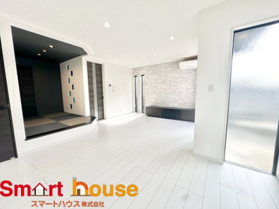 【居間・リビング】 | 座間市入谷東　築浅1棟 | 広くゆったりと家族揃って寛げるLDKは○帖。毎日の始まりと終わりをここで迎える大切な空間はいつでも心地良い空気感。落ち着いた雰囲気で過ごしたり家族でわいわい盛り上がる日も。