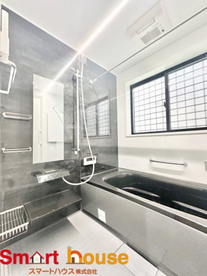 【浴室】 | 座間市入谷東　築浅1棟 | 一日の疲れを癒してくれる場所なので、快適に過ごして頂く為にゆったりサイズのバスタブを用意しました。是非半身浴をお楽しみ下さい。空気が籠らない様に小窓も設置しております。