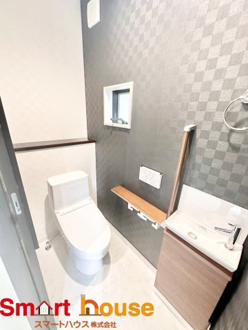 【トイレ】 | 座間市入谷東　築浅1棟 | 節水型でエコなトイレには、今では当たり前のウォシュレット付き。便座を温める機能もついていて、居心地良くてトイレから出られなくなるかも！換気用に換気扇はもちろん、窓も着いているので常に快適ですね♪