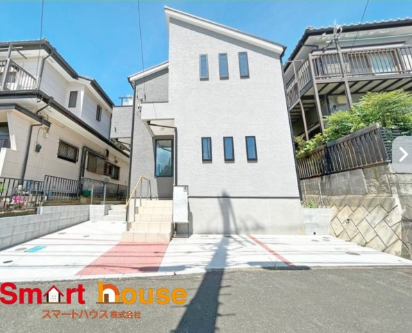 横須賀市長坂　中古1棟の外観|外壁が周囲の街並みと青空に生えるお洒落な仕上がり！周囲には高い建物のないエリア。青い空が大きく感じますね。