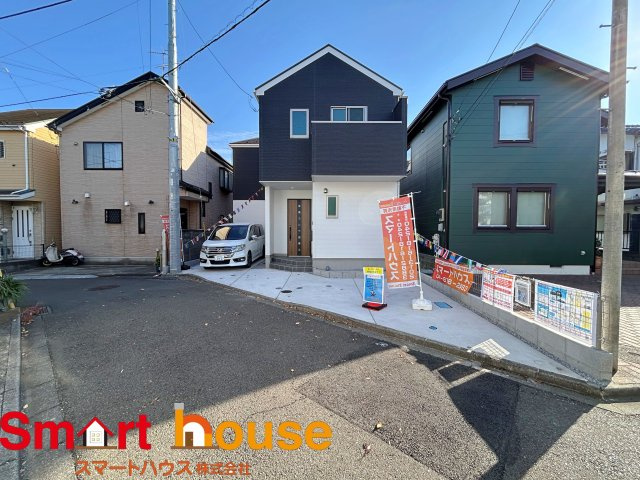 相模原市南区相南　新築1棟の外観|外壁が周囲の街並みと青空に生えるお洒落な仕上がり！周囲には高い建物のないエリア。青い空が大きく感じますね。