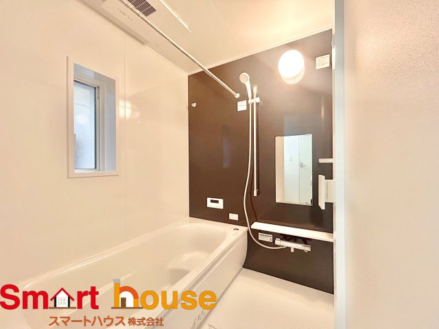 【浴室】 | 綾瀬市上土棚北　新築1棟 | 一日の疲れを癒してくれる場所なので、快適に過ごして頂く為にゆったりサイズのバスタブを用意しました。是非半身浴をお楽しみ下さい。空気が籠らない様に小窓も設置しております。