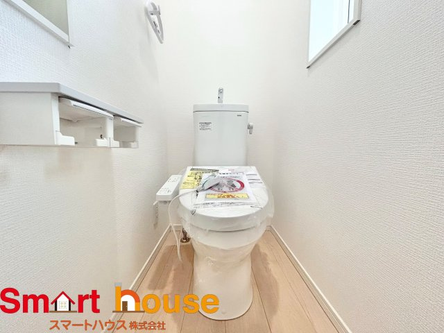 【トイレ】 | 綾瀬市上土棚北　新築1棟 | 節水型でエコなトイレには、今では当たり前のウォシュレット付き。便座を温める機能もついていて、居心地良くてトイレから出られなくなるかも！換気用に換気扇はもちろん、窓も着いているので常に快適ですね♪