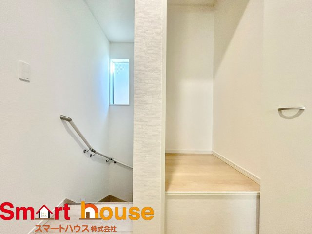 【収納】 | 綾瀬市上土棚北　新築1棟 | 階段の上すらも収納にしてしまうハイセンス！
デッドスペースを一切作らず、有効活用する貴重な収納！
収納ボックスなどを配置して使えば、多様な使い方が出来、収納の幅が広がります！