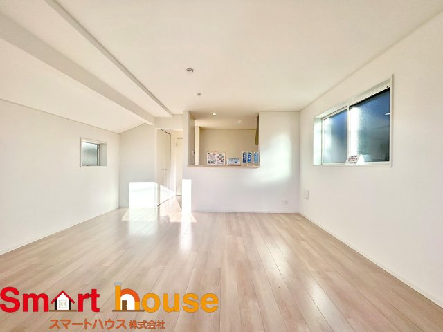 【居間・リビング】 | 綾瀬市上土棚北　新築1棟 | オープンでのびやかな空間を生み出す、こだわりの広がりとゆとり。家族と過ごす時間を大切にしたい方にぴったりの明るくゆとりある住空間です。南側の窓からの日差しがリビングの隅々までしっかりと届きます！ 