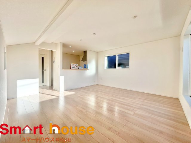 【居間・リビング】 | 綾瀬市上土棚北　新築1棟 | 忙しい朝もしっかり家族が揃って食事をして頂けるゆとりある大きさのダイニングスペース。奥様が作る手料理をたくさん並べて頂き、テーブルで囲む健やかな食事の時間を存分に愉しんで下さい。 