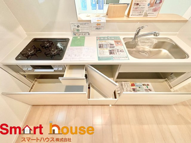 【キッチン】 | 綾瀬市上土棚北　新築1棟 | 大容量収納付きキッチンは、調味料などをスッキリさせ綺麗な空間で気持のいい料理を手助けします！