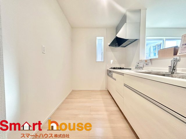 【キッチン】 | 綾瀬市上土棚北　新築1棟 | 幅広いキッチンに冷蔵庫、カップボードなどを設置しても楽々と料理できます！
スペースにゆとりがあると気持ちもいいですね♪