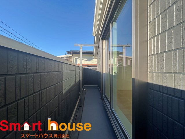 【バルコニー】 | 綾瀬市上土棚北　新築1棟 | 陽当りの良いバルコニーは、物干しセットを追加すれば、一度にたくさんのお洗濯物が干せるのが魅力！バルコニーは洗濯物を干すだけの場所じゃなく、家族のゆとりのある時間を演出するプライベート空間。