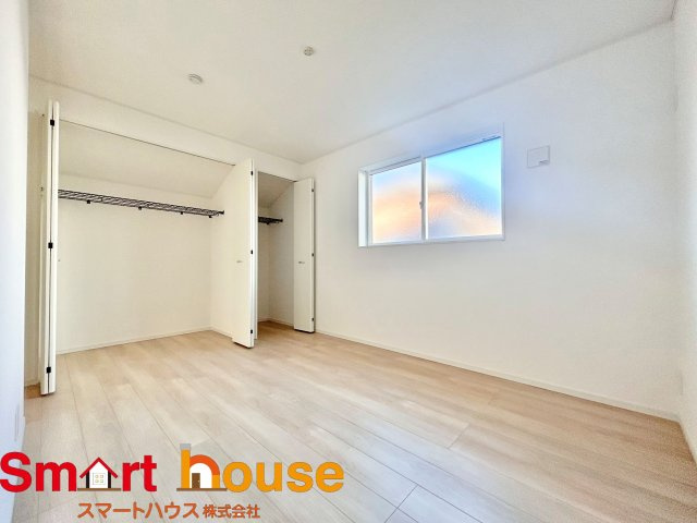 【洋室】 | 綾瀬市上土棚北　新築1棟 | 通風・採光にも優れ、心地よい光と風があふれています。 贅沢といえるほどの豊かな居住性と、プライドを満たすクオリティが見事に調和した住空間。