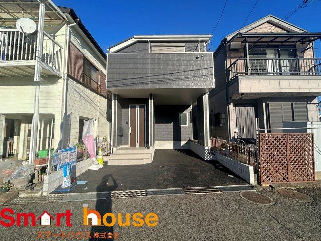 綾瀬市上土棚北　新築1棟の外観|外壁が周囲の街並みと青空に生えるお洒落な仕上がり！周囲には高い建物のないエリア。青い空が大きく感じますね。