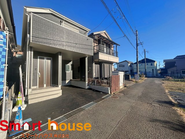 【前面道路含む現地写真】 | 綾瀬市上土棚北　新築1棟 | オシャレな外観は、人の目を引くだけではなく自慢したくなりますね！植木を置いたりアレンジは、自由です。自分の好みに仕上げましょう♪