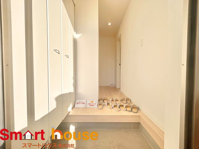 【玄関】 | 綾瀬市上土棚北　新築1棟 | 住む人も来客も入った瞬間にワクワクさせてくれるオシャレな玄関♪
収納もたっぷりあるので、靴がたくさんあっても安心！
気持ちの良い朝は、毎日ここからスタートしていきます♪