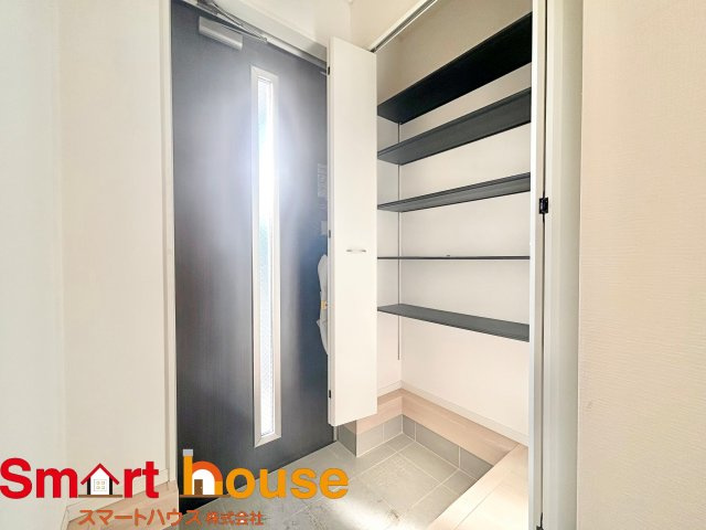 【玄関】 | 綾瀬市上土棚北　新築1棟 | 大型のシューズボックスがあるだけで靴を収集している方も大家族でも安心！
置きっぱなしの靴を収納できるので玄関がスッキリ！