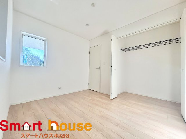 【洋室】 | 綾瀬市上土棚北　新築1棟 | 広々とした居住空間は日々の暮らしを彩り、心のやすらぎと満足感を与えてくれます。通風と採光を考慮した設計は子供たちはのびのび育ち、家族でくつろぎと団らんを生み出します。